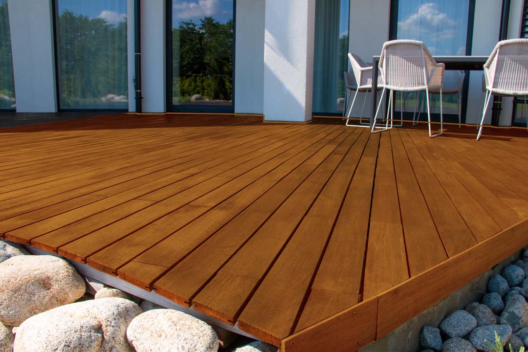 Retique It Multi-purpose Smooth Finish Kit for cedar wood, including tools and finish components for wood decking projects.