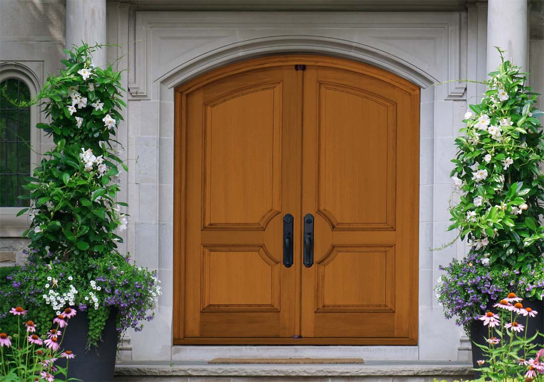 Retique It wood finish kit for smooth, multi-purpose cedar wood projects, showing a finished cedar door with smooth surface.